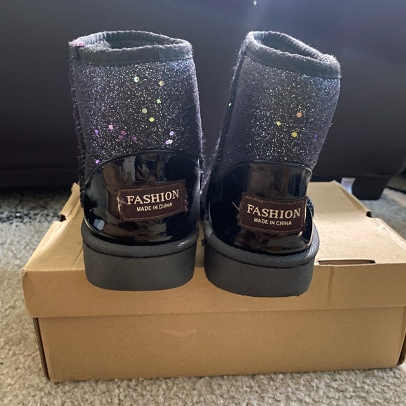 SHEIN Boots - Picture 2 of 3